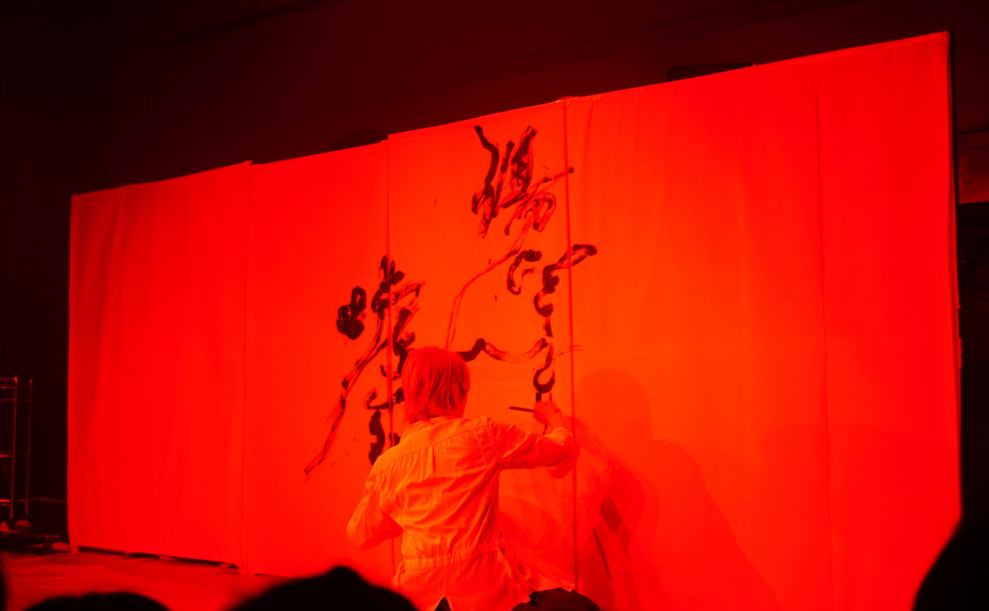 CLUB PSYENCE 2012で大きなキャンバスに書く書道パフォーマンス
