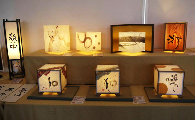 春の大川木工まつり2012で展示された8種類の筆文字行灯