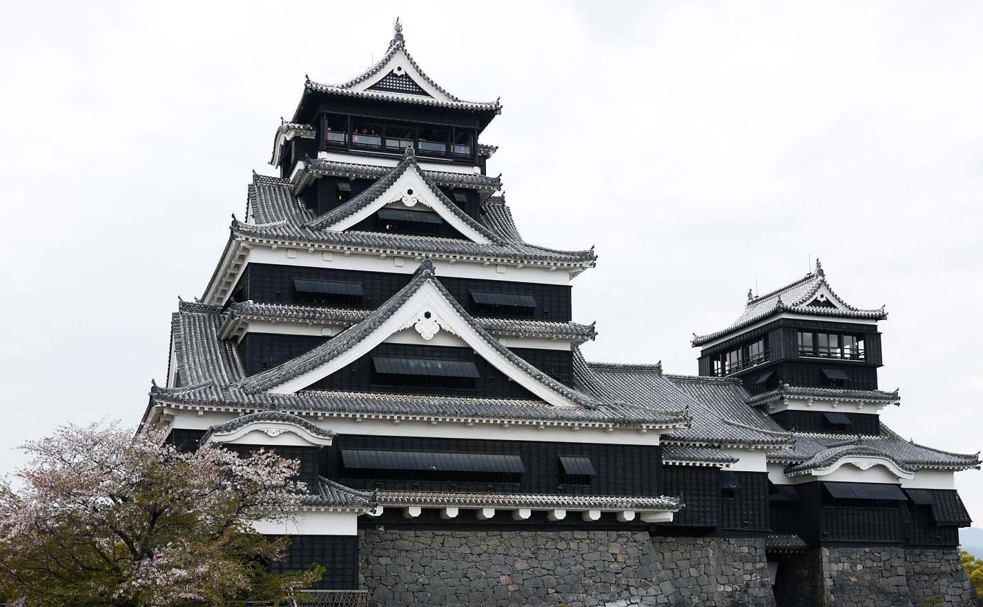 黒と白の外観が印象的な熊本城