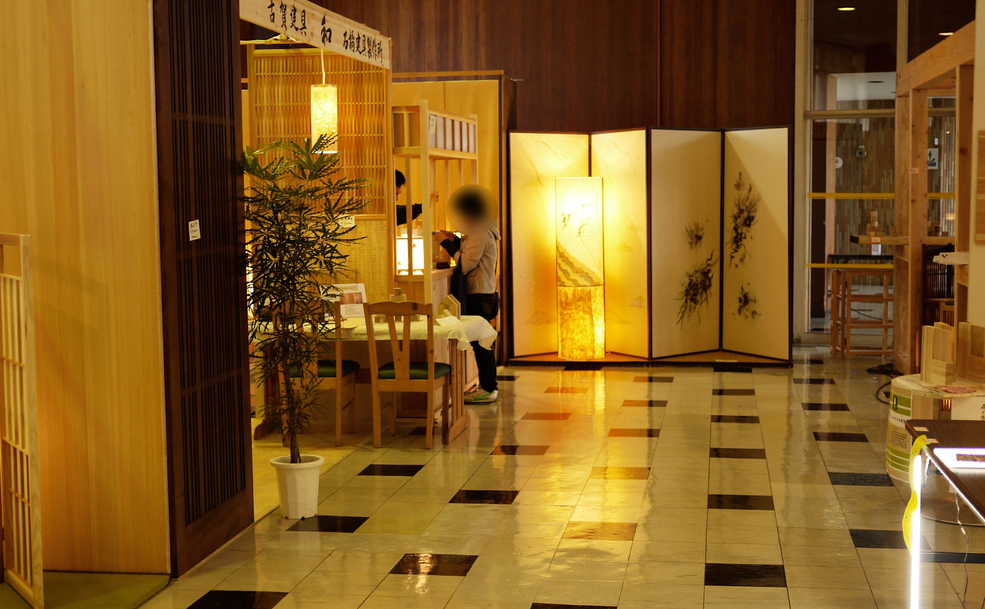 木の家具と行灯が並ぶ木の職人展の会場内