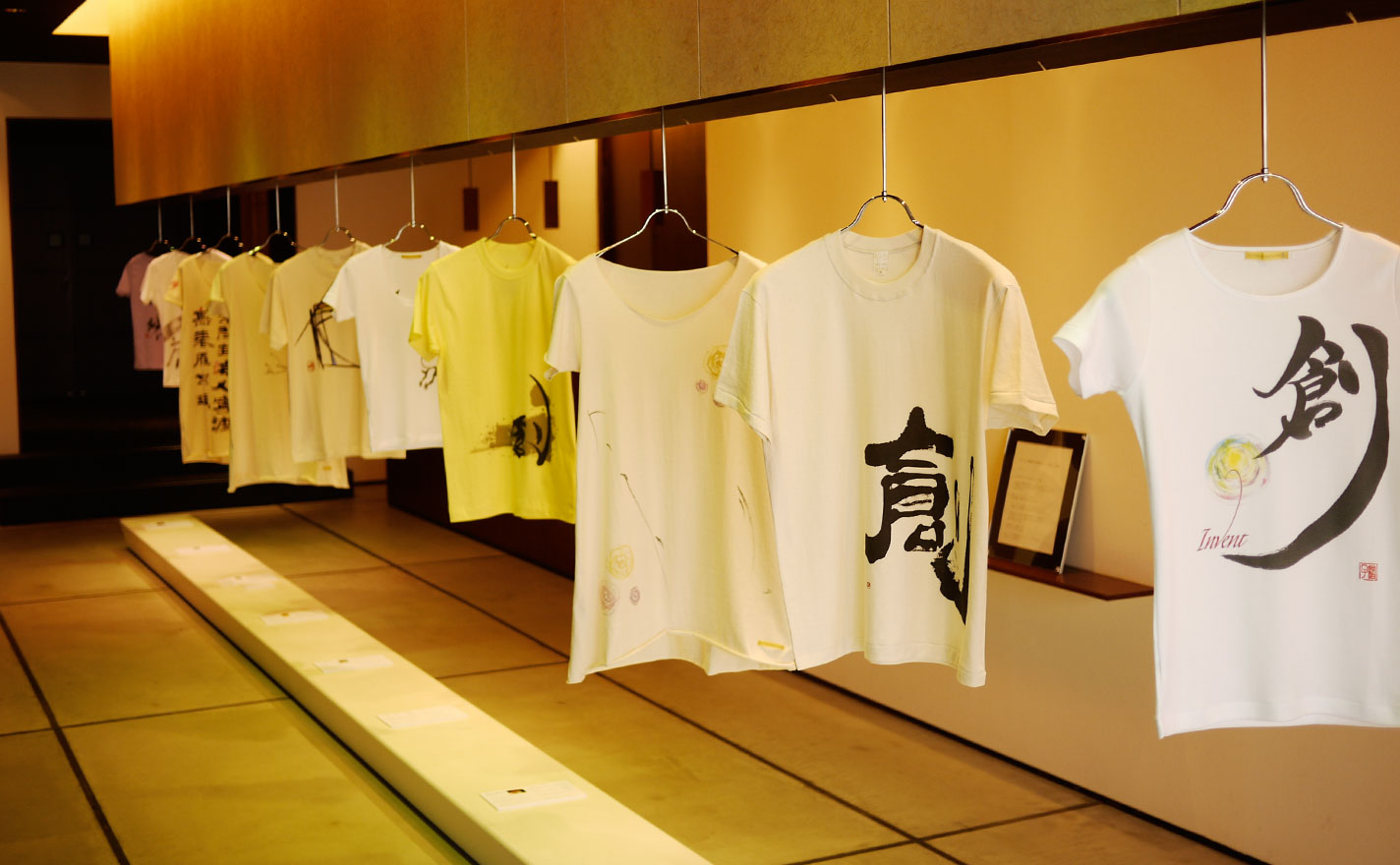 書家10名の作品が並ぶ日本の書Tシャツ展の会場