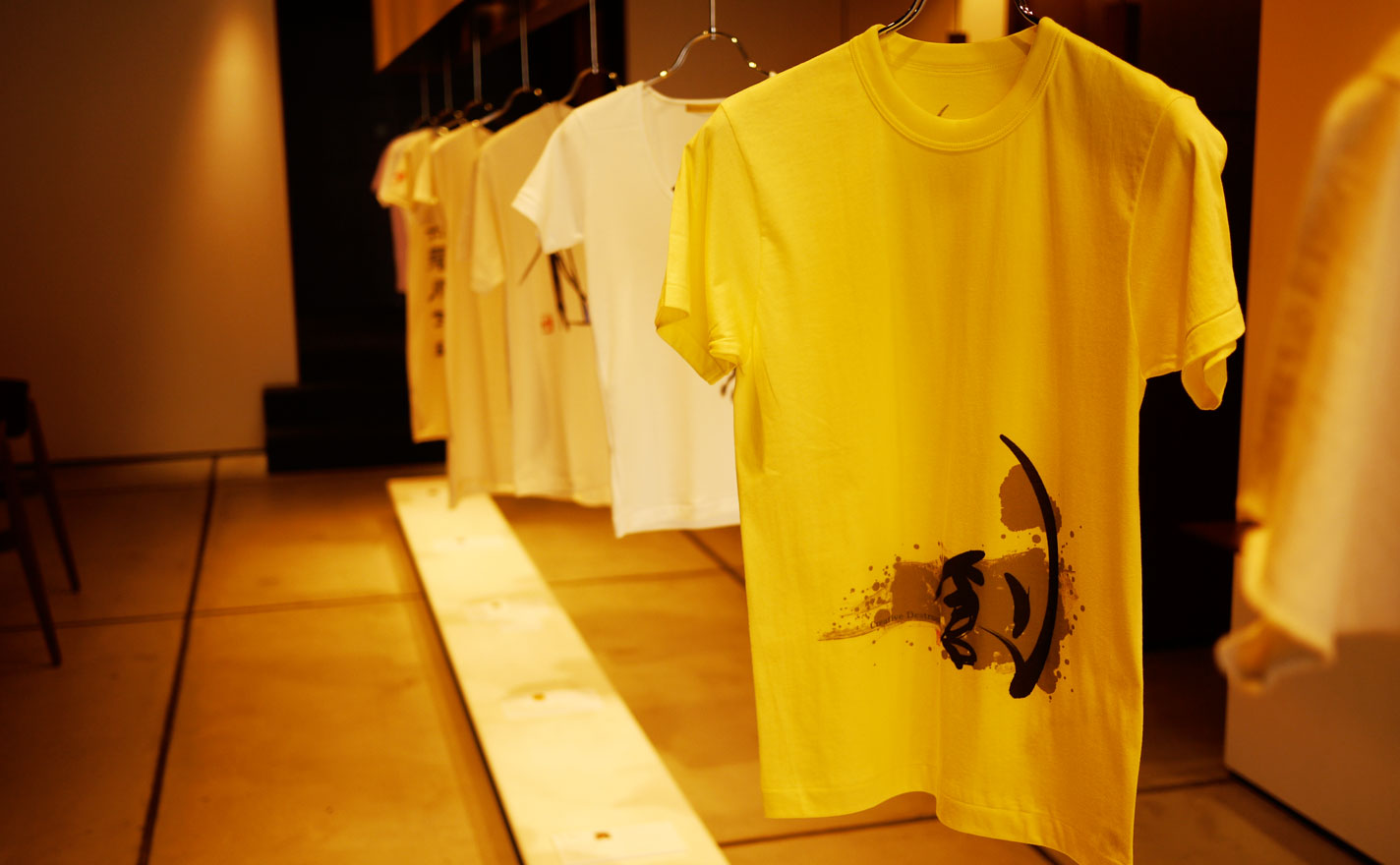 筆文字の『創』をデザインしたTシャツの表側