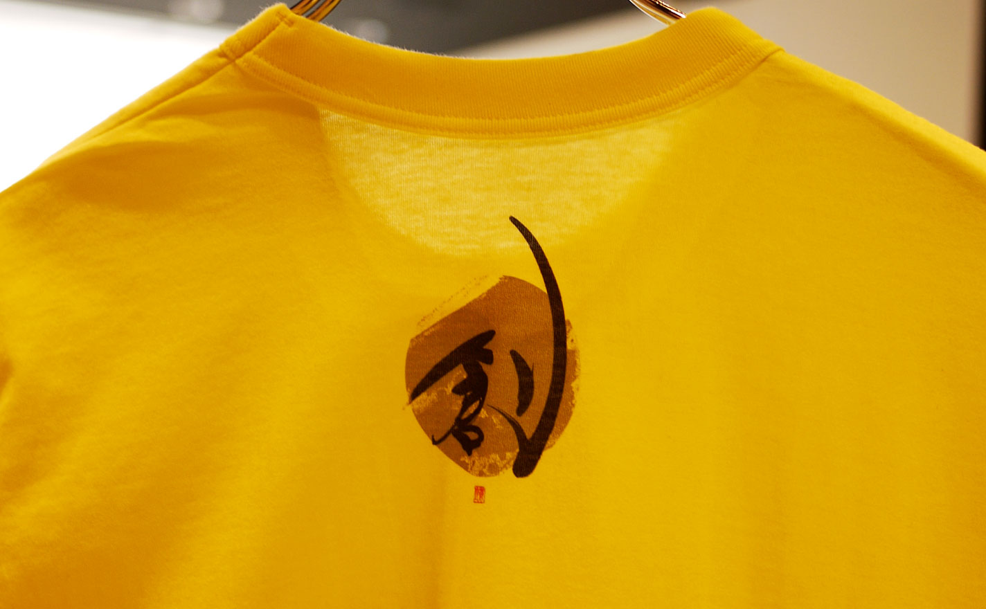 襟元に『創』のワンポイントを入れたTシャツの後ろ側