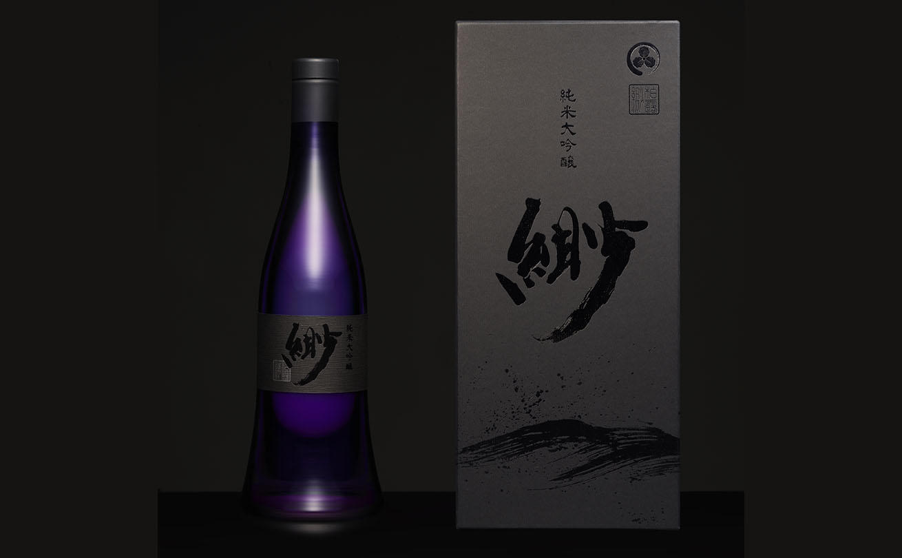 日本酒『緲（びょう）』の紫色のボトルと筆文字ロゴを配した化粧箱