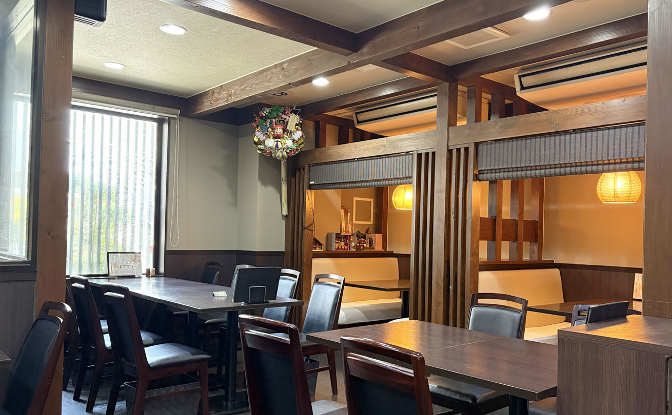 カウンターと座敷席がある夏見屋の落ち着いた店内