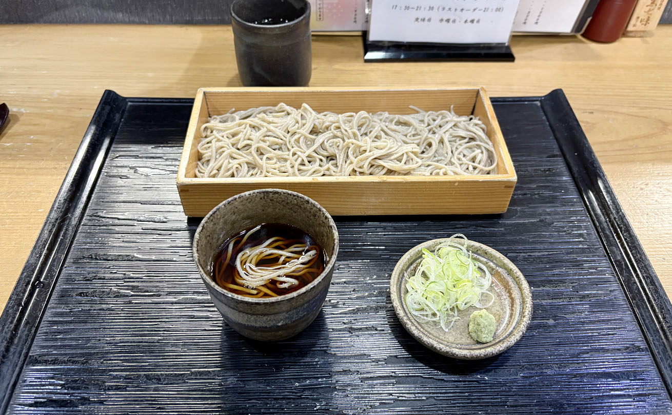 夏見屋で提供される艶やかなせいろそば