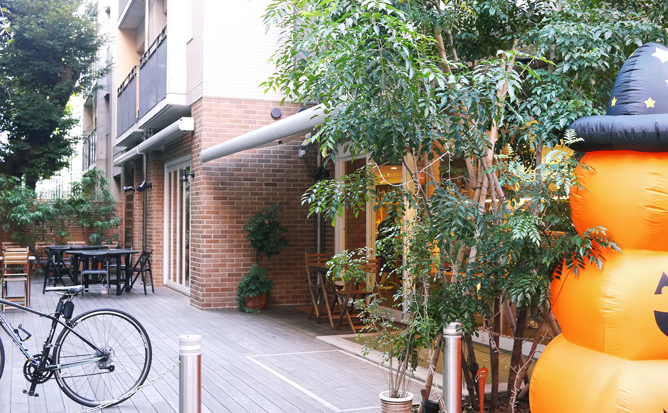 ぱんやのパングワンの店先に設けられたテラス席