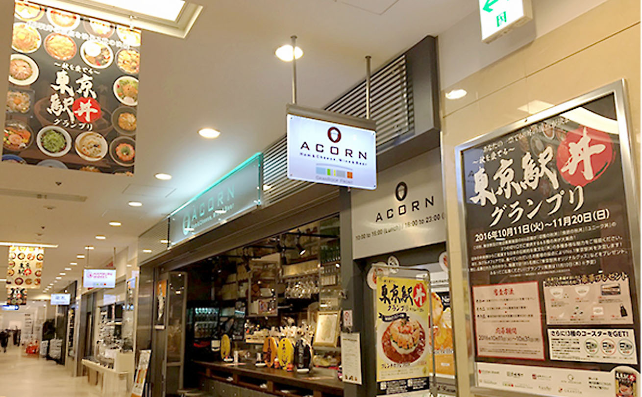 東京駅構内の天井や店舗の壁に掲示された東京駅丼グランプリのポスター