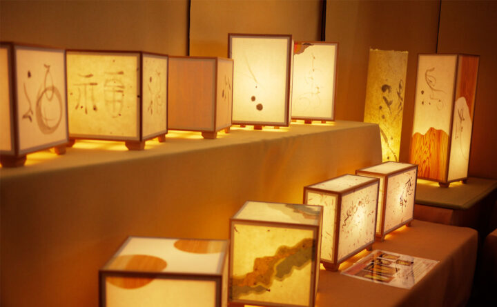 縦長の花鳥風月と陽炎と書いた行灯とキューブタイプの行灯