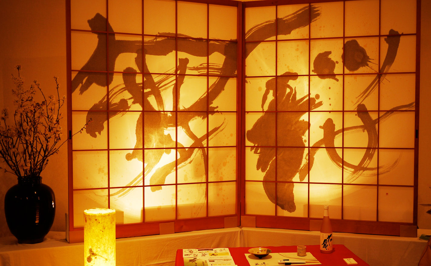 日本料理屋をイメージしたデザイン書道の展示
