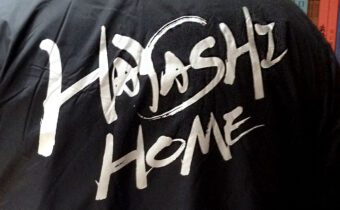 ジャケット背面にプリントされた『HAYASHI HOME』の筆文字