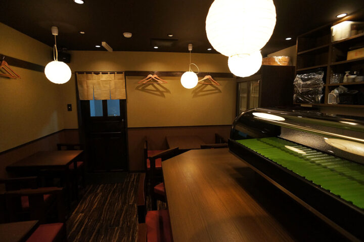 落ち着いた雰囲気の『魚と酒 うおさぶ』の店内